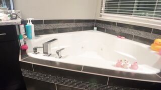 Strawberrytabby Live hot tub anal stuffing