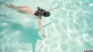 Irina Sivalnaya wakes up in a villa, swims in a pool & poses naked