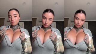Andeemind Showing Her Huge Tits